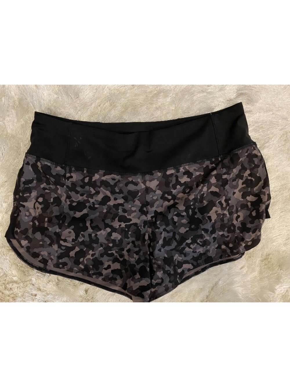 Athleta Running Free pringed shorts camo 3.5" short Large